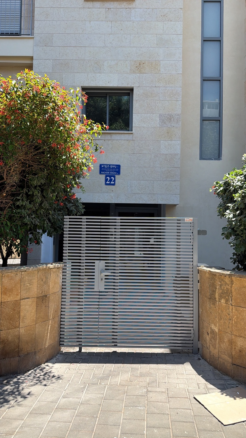 שער אלומיניום חדש בכניסה לבניין משותף בתל אביב – מבט מקרוב