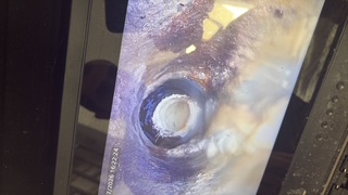 מסך מצלמת הסיב מציג את פנים צינור הצנרת ואת מקור הנזילה