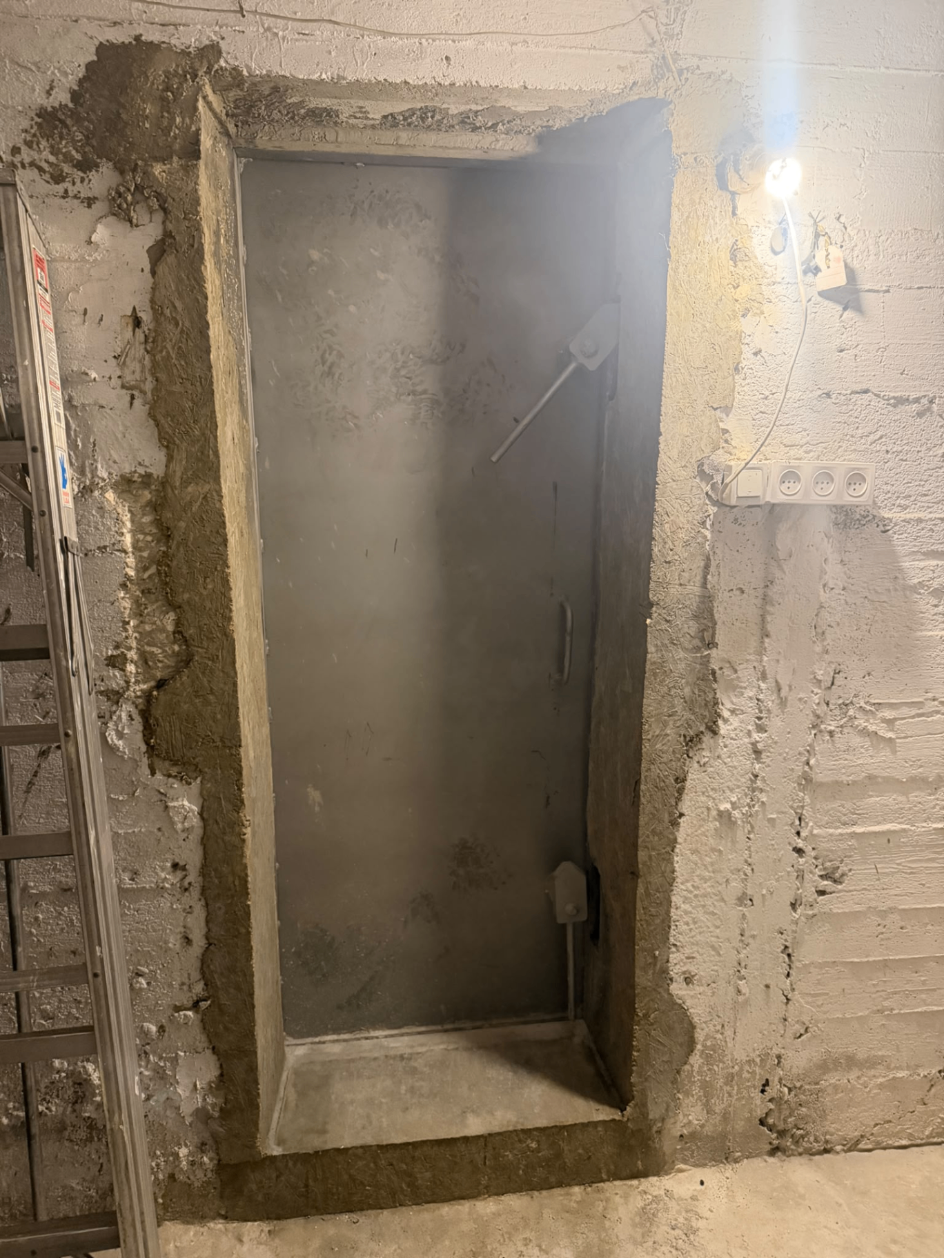 דלת מקלט פלדה חדשה לאחר התקנה ושיקום מסגרת הבטון