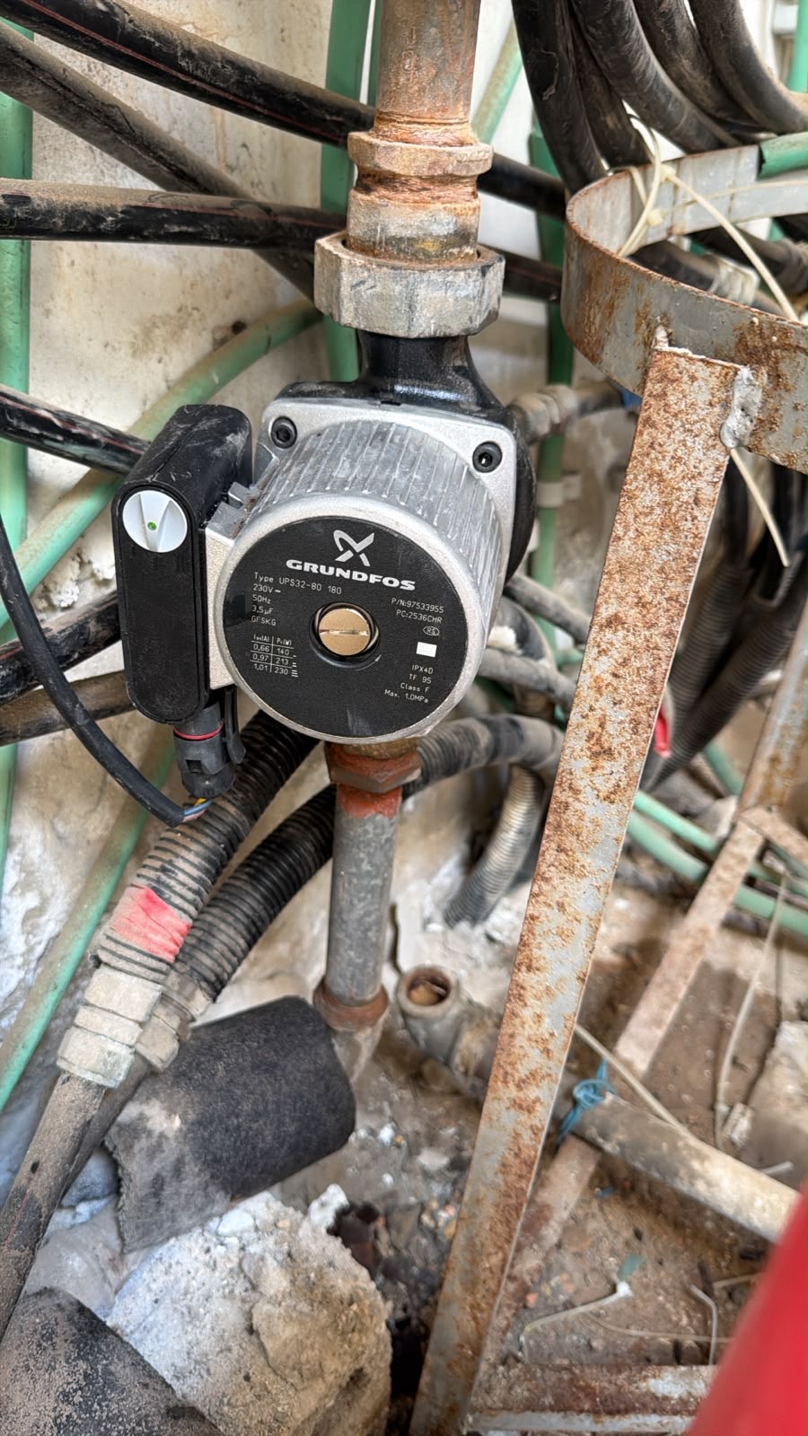 משאבת סחרור חדשה Grundfos לאחר התקנה במערכת המים הסולארית