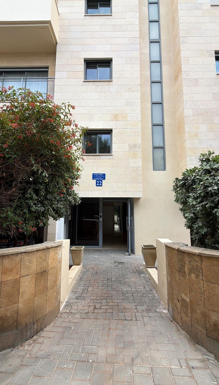 כניסה פתוחה לבניין ברחוב נחום הנביא 22 בתל אביב לפני התקנת השער