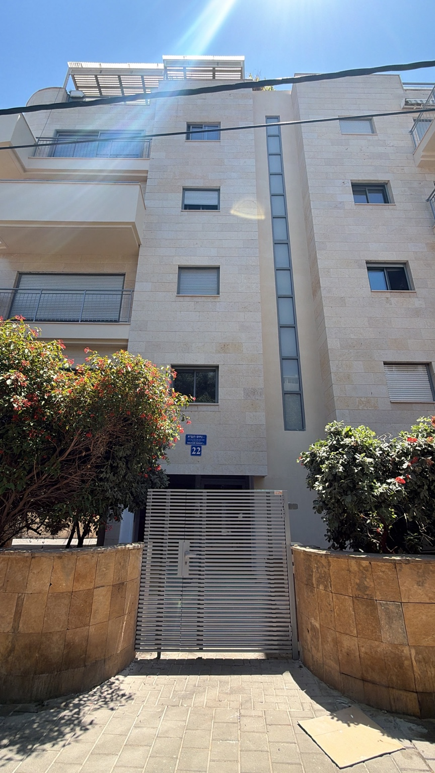 חזית הבניין ברחוב נחום הנביא 22 בתל אביב עם שער האלומיניום החדש