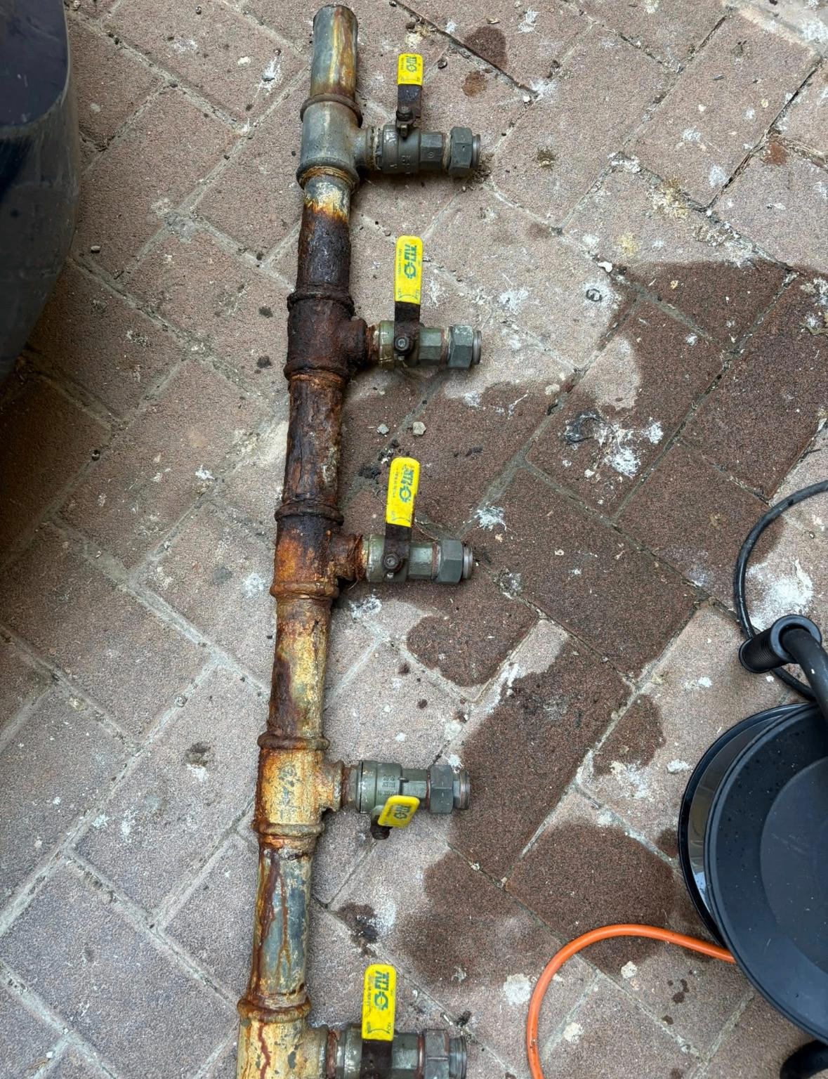 צנרת מים ישנה וחלודה לאחר פירוק מהבניין